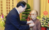 Trao tặng nguyên Phó Chủ tịch nước Nguyễn Thị Bình huy hiệu 70 năm tuổi Đảng