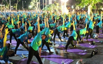 Màn trình diễn Yoga của 4.000 người trên phố đi bộ Hồ Gươm