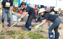 Nhân viên Quỹ CEP ra quân dọn dẹp rác thải, xà bần, kim tiêm