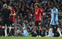 Mourinho cáo buộc Aguero đóng kịch khiến Fellaini bị đuổi