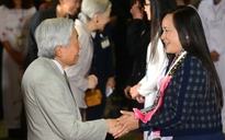 Nhật Hoàng ấm áp nắm tay, trò chuyện với cựu du học sinh Việt Nam