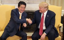 Cái bắt tay lạ lùng của TT Trump và Thủ tướng Nhật