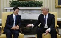 Gặp thủ tướng Canada, Tổng thống Trump lại bắt tay phá cách