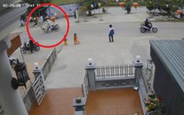 Clip: Băng qua đường, bé 3 tuổi bị xe máy tông xa vài mét