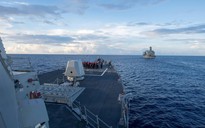 Trung Quốc xua đuổi tàu chiến Mỹ áp sát đảo nhân tạo xây trái phép