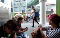 Người Việt thuê xếp hàng mua iPhone X ở Singapore giá 3 triệu/suất