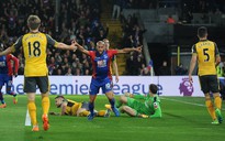 Arsenal thua đậm Crystal Palace, hết mơ tốp 4