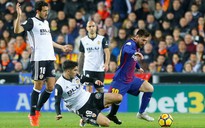 Trọng tài quyết "phá", Barcelona suýt trắng tay ở Mestalla