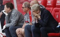 Bị fan Arsenal đòi sa thải, Wenger vẫn thản nhiên