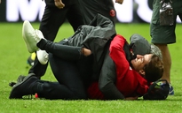 Cận cảnh Mourinho ăn mừng đầy xúc cảm với con trai