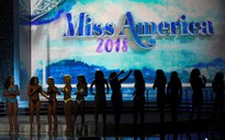 Dàn lãnh đạo Hoa hậu Mỹ từ chức sau bê bối phỉ báng
