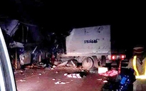 Đầu xe tải "găm" vào xe khách, 16 người thương vong