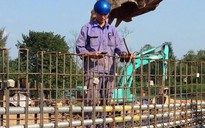 Xúc động chuyện 2 công nhân liều mình nhảy xuống sông cứu người