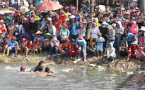 Hào hứng với trò bắt vịt vui nhộn tại Lễ hội Làm Chay