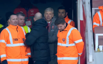 Đẩy trọng tài, HLV Wenger đối mặt án phạt