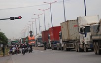 3 xe container tông liên hoàn trên xa lộ Hà Nội