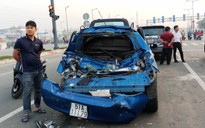 3 xế hộp biến dạng sau tai nạn trên đường Phạm Văn Đồng