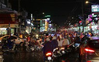 TP HCM: Triều cường "đụng" trời mưa, giao thông tê liệt
