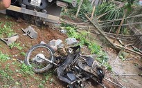 Xe tải tông chết 2 vợ chồng đi xe máy, lao vào nhà dân