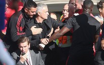 Mourinho đối mặt án phạt sau pha rượt đuổi trợ lý HLV Chelsea