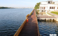 Cận cảnh cầu đi bộ bằng gỗ lim dọc sông Hương