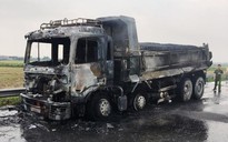 Xe tải chở nhựa đường cháy ngùn ngụt trên quốc lộ