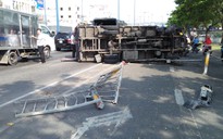 Kinh hãi xe tải văng qua làn xe máy trên đường Võ Văn Kiệt