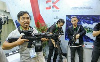 Tận tay cầm vũ khí tối tân trong triển lãm quốc tế về an ninh tại Hà Nội