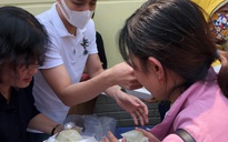 Sau hình ảnh "trai hư", Noo Phước Thịnh tặng cơm cho bệnh nhân nghèo