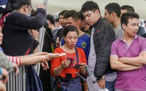 Chen chúc mua vé "đại chiến" Việt Nam - Malaysia trong mưa rét
