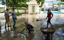 Nha Trang: Thầy cô đón 20-11 trong bùn, người chết vẫn tăng