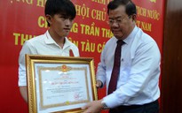 Cứu người trong sóng dữ