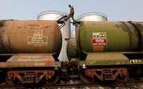 Giá dầu rối loạn vì nhiễu tín hiệu từ Ả Rập Saudi