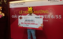 Người trúng Vietlott gần 97 tỉ đồng đeo mặt nạ Pikachu lên lãnh giải