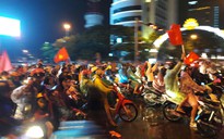Người dân Đà Nẵng đội mưa xuống đường ăn mừng đội tuyển Việt Nam chiến thắng