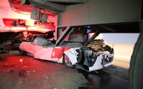 Tai nạn liên hoàn trên cầu Phú Mỹ, một ôtô bẹp dúm