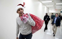 “Ông già Noel” Obama đội mũ đỏ, khệ nệ vác túi quà to