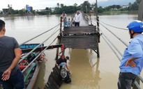 Sập cầu ở Nha Trang, 4 người cùng xe máy rơi xuống sông
