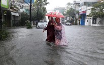 Đường phố Đà Nẵng biến thành sông sau trận mưa lớn kéo dài nhiều giờ