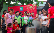 Cùng công nhân nấu bánh tét, kho thịt kho tàu