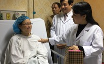 Bộ trưởng Nguyễn Thị Kim Tiến thăm nữ bác sĩ bị ung thư trong đêm giao thừa