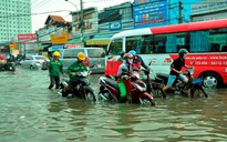 Giáp Tết, người Sài Gòn vẫn bì bõm vì triều cường