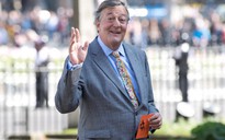 Diễn viên Stephen Fry phục hồi sau khi trị ung thư