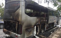 Hơn 10 người la hét trên xe khách bốc cháy ở đường Mai Chí Thọ