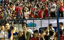 Khán giả Bình Phước chen kín sân xem "sao U23" của HAGL chơi bóng