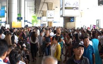 Ngột ngạt cảnh chen chúc đón Việt kiều ở sân bay Tân Sơn Nhất