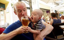 Để trẻ nếm bia, rượu: Trò đùa nguy hiểm!