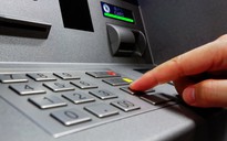 Vì sao nhiều người mất tiền trong thẻ ATM dù đang giữ thẻ?