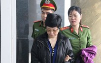 Bà Châu Thị Thu Nga mặc áo khoác đen, né ống kính phóng viên ra tòa phúc thẩm