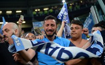 Cổ động viên Napoli bật khóc khi đội nhà hạ Juventus